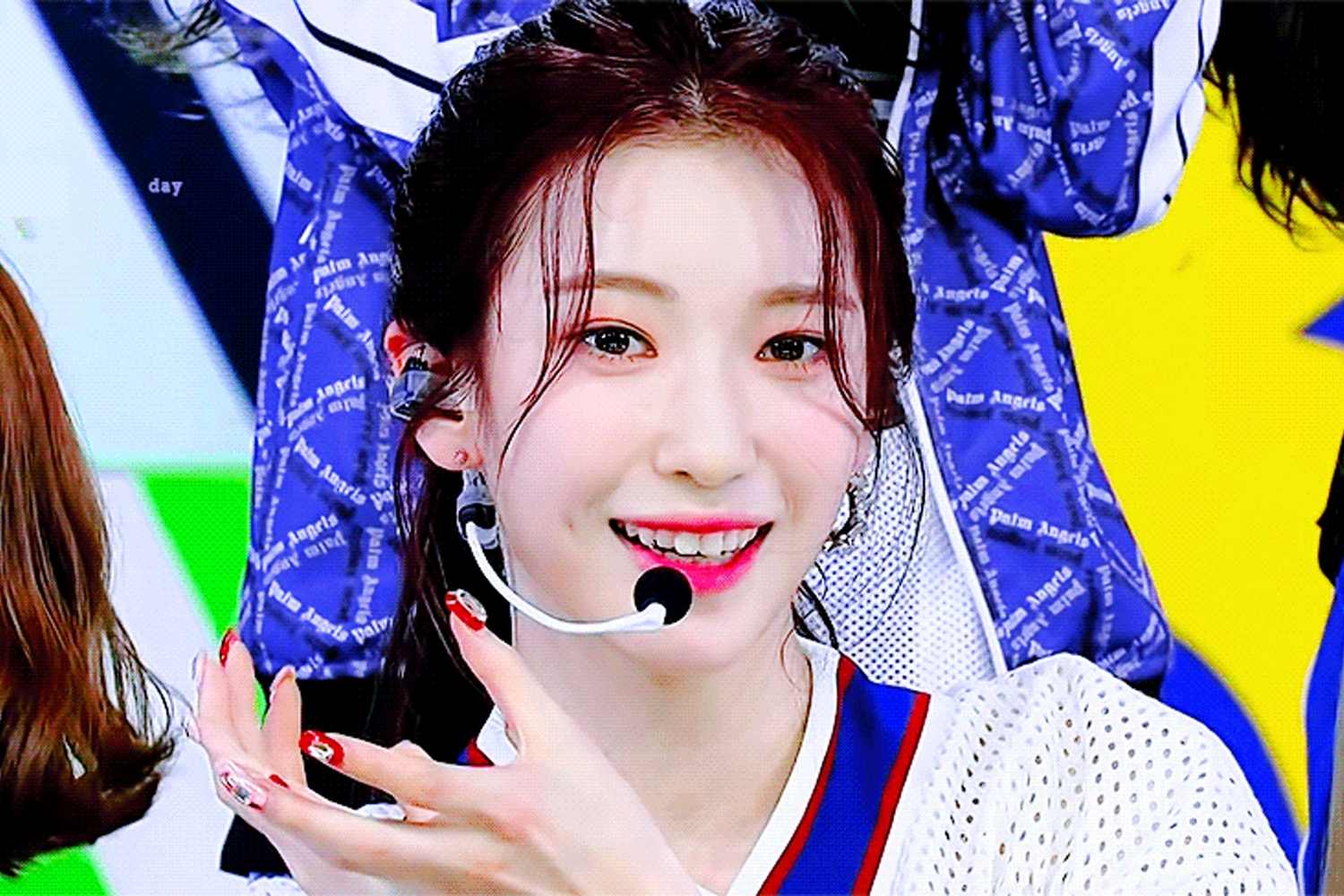 Rocket Punch - 秀潤 笑容明媚，背景簡單明亮。