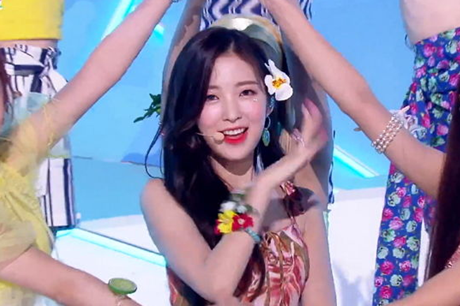 Oh My Girl - Arin 在音樂節目穿著花朵裝飾衣服的樣子。