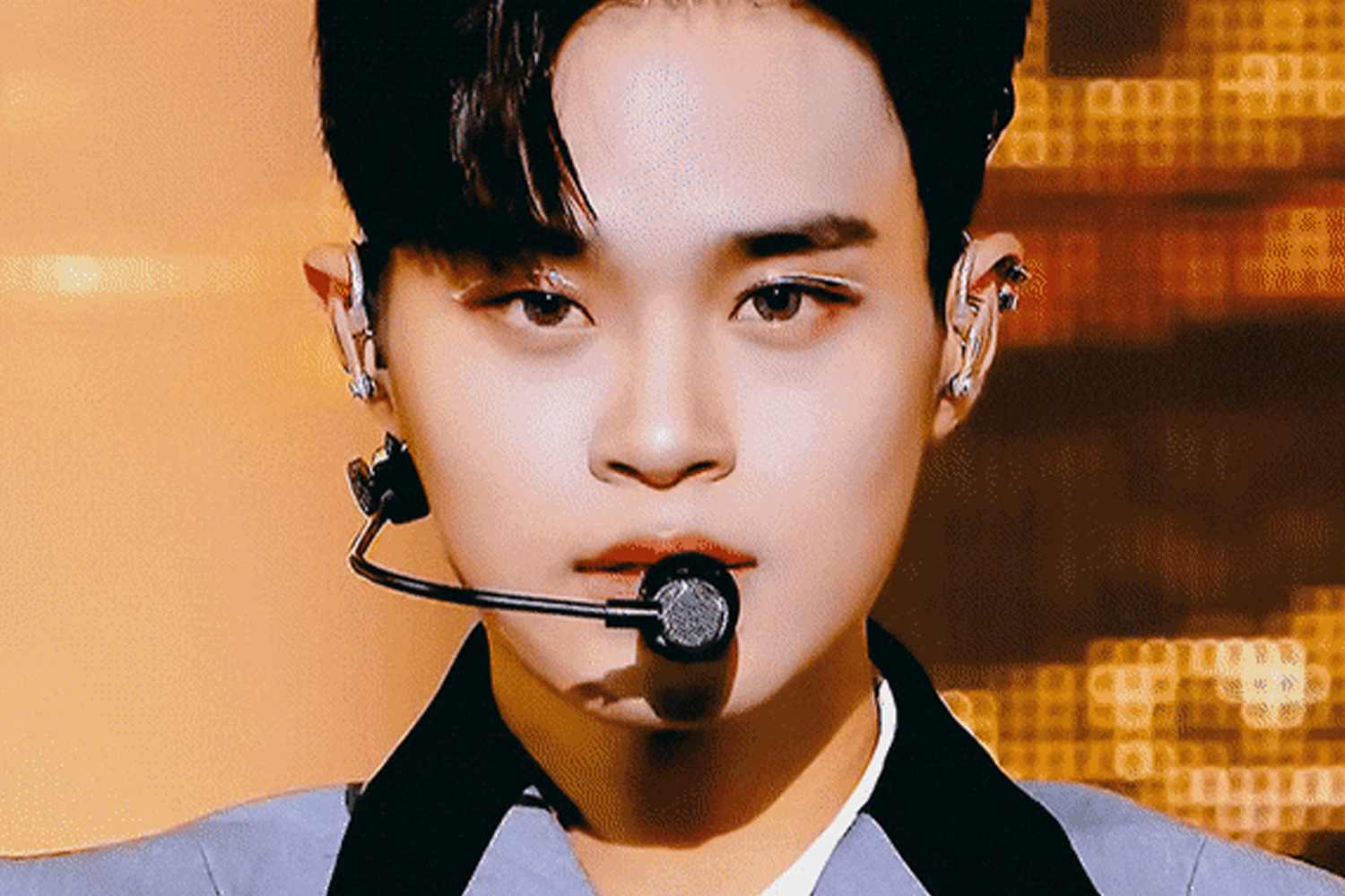 ภาพสมาชิกวง AB6IX แดฮวี ในชุดแจ็คเก็ตสีดำระหว่างการแสดงบนเวทีที่สนุกสนาน พร้อมเสียงเชียร์จากแฟนๆ