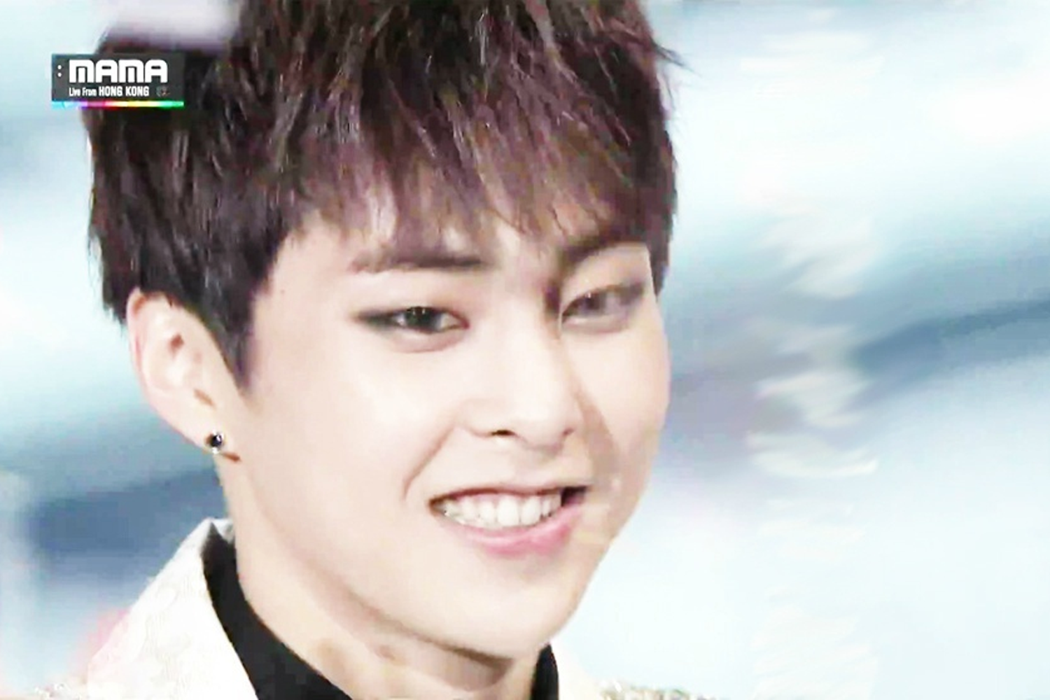 EXO - Xiumin 在音樂節目穿著華麗的服裝背景亮麗。