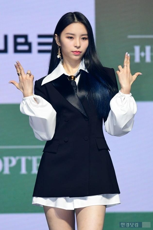 CLCのエルキー、公式発表でグループ脱退と専属契約解除を公表した姿。背景にはCUBEのロゴが見える。