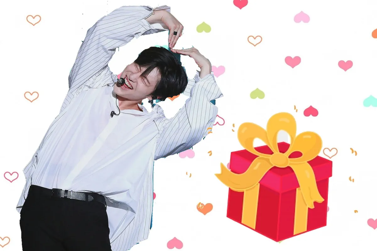 ภาพชายที่ทำท่าแสดงความรักด้วยมือเป็นรูปหัวใจขณะอยู่หน้าโครงเรื่องของเรื่องที่เกี่ยวกับการส่งต่อของขวัญ