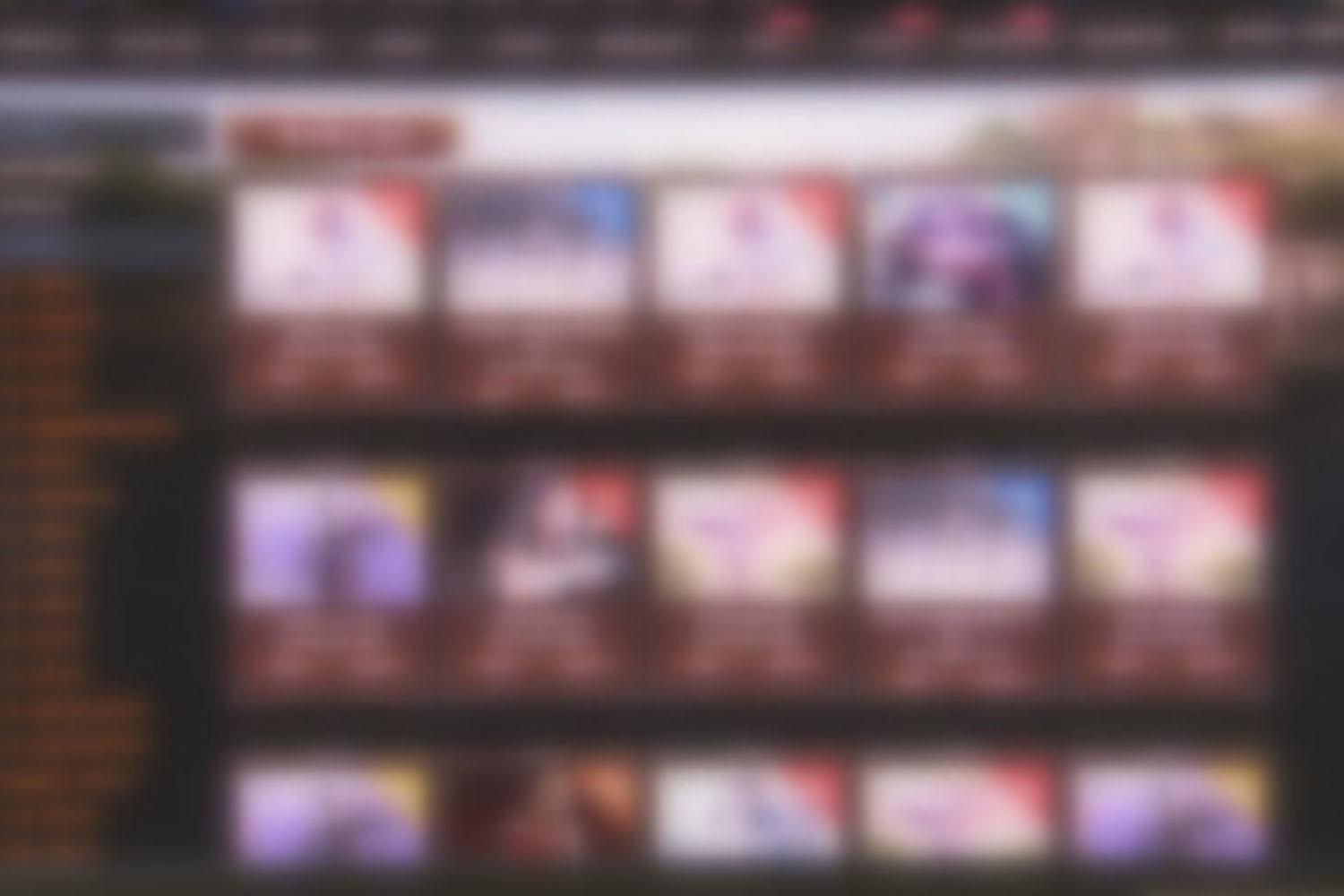 ภาพของจอคอมพิวเตอร์ที่แสดงผลเว็บไซต์ต่าง ๆ ในหน้าต่างเบราว์เซอร์ที่หลากหลาย อาจจะเกี่ยวข้องกับการตรวจสอบข้อมูลทางอินเทอร์เน็ต