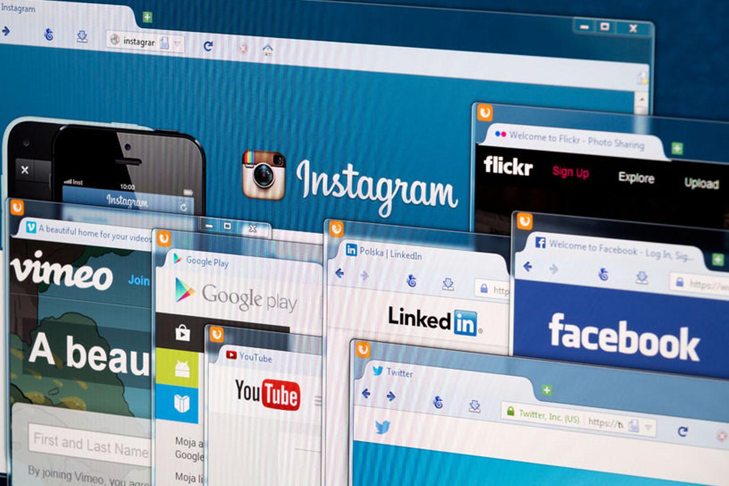 แผงเว็บเบราว์เซอร์ที่แสดงโซเชียลมีเดียต่าง ๆ เช่น Instagram, YouTube, Facebook อาจเกี่ยวข้องกับการใช้งานโซเชียลมีเดียเพื่อการโฆษณาหรือการสื่อสาร