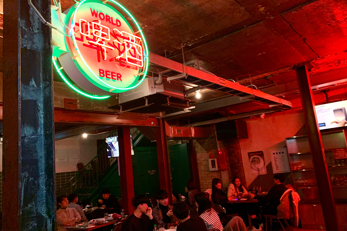 走廊內的宣傳照片與紅色霓虹燈