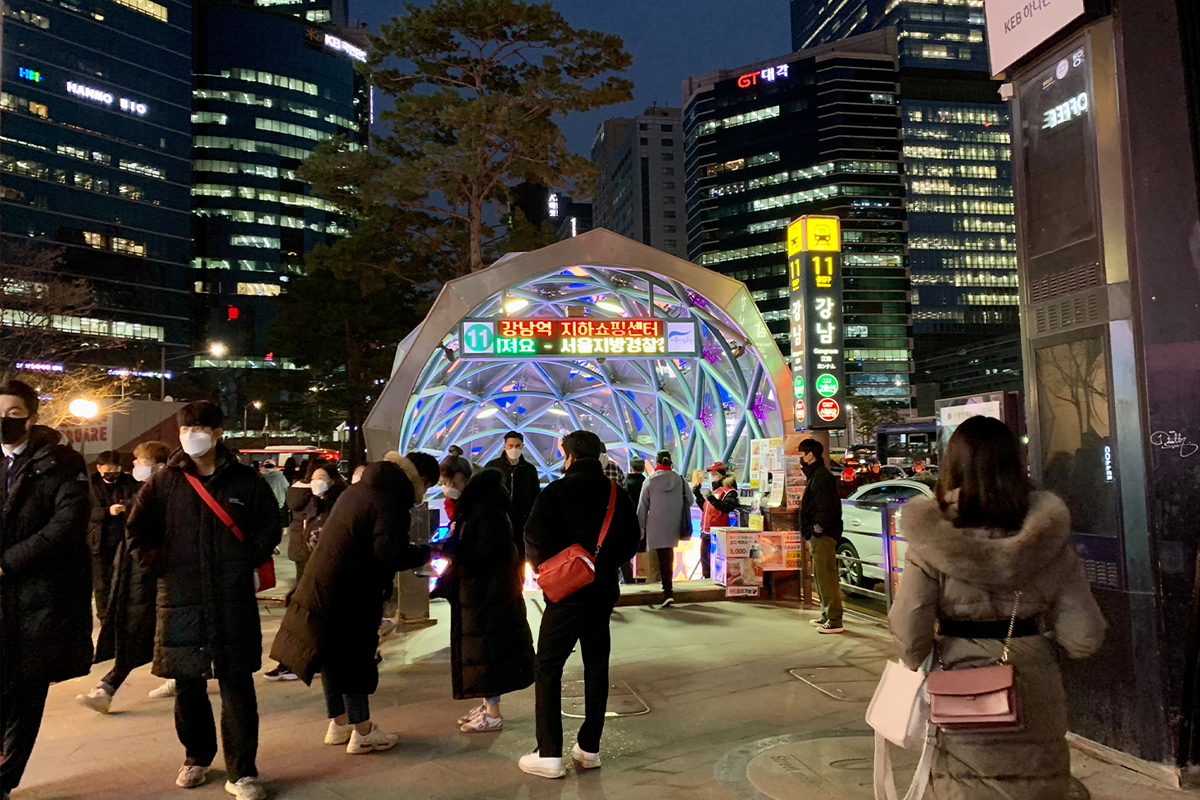 晚上時分的江南站11號出口景觀