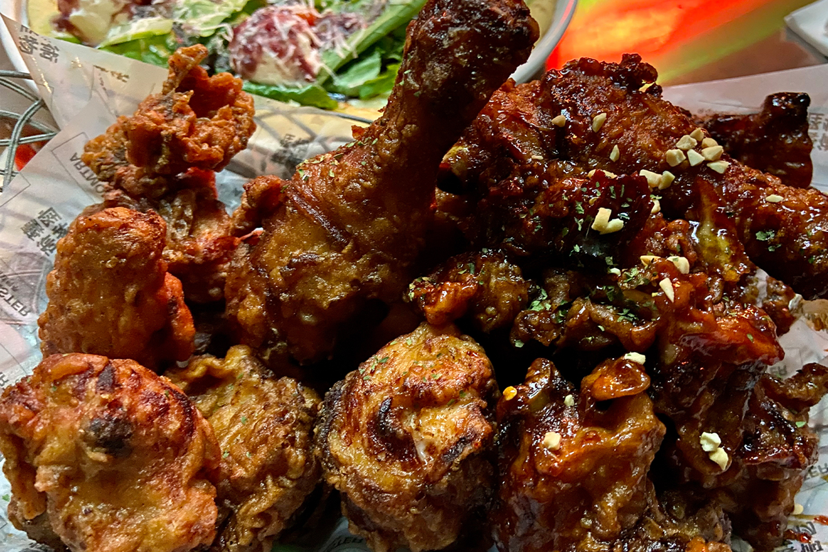 辣味炸雞以及香酥原味的雞翅和雞腿