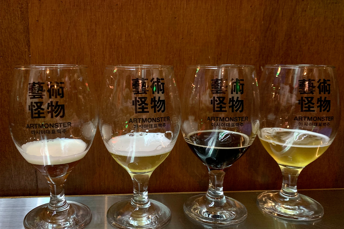 藝術怪物啤酒店的啤酒品種，四個玻璃杯
