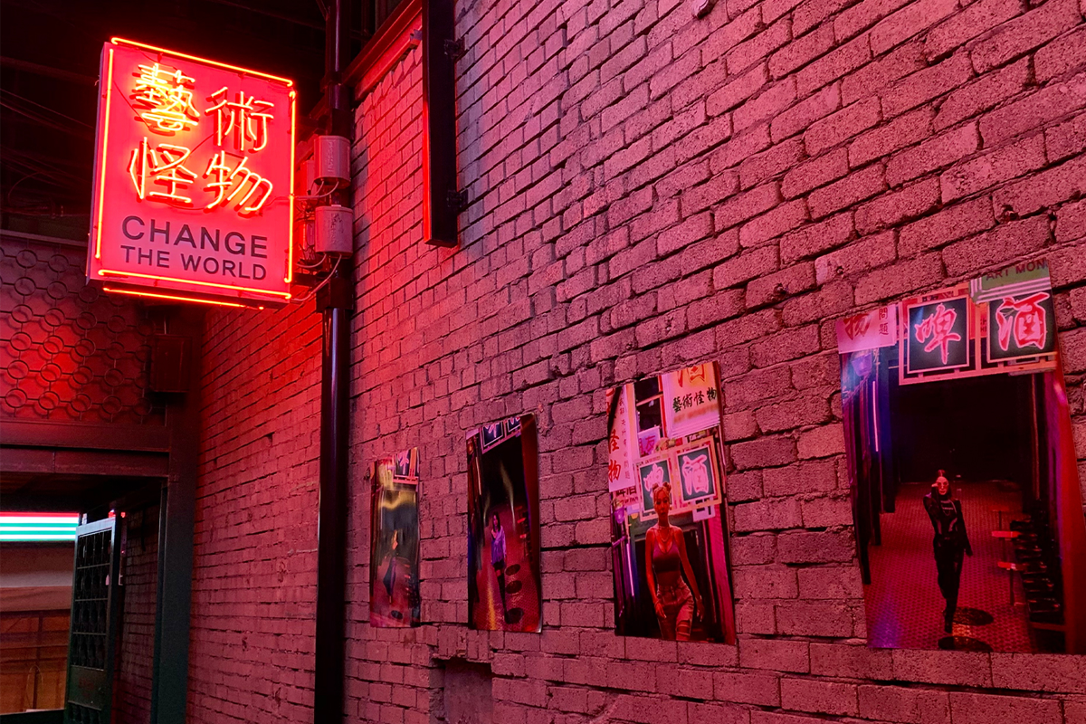 藝術怪物入口處的紅色霓虹燈招牌