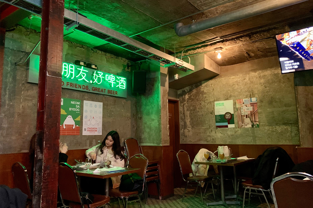 藝術怪物內部啤酒店的熱鬧場景