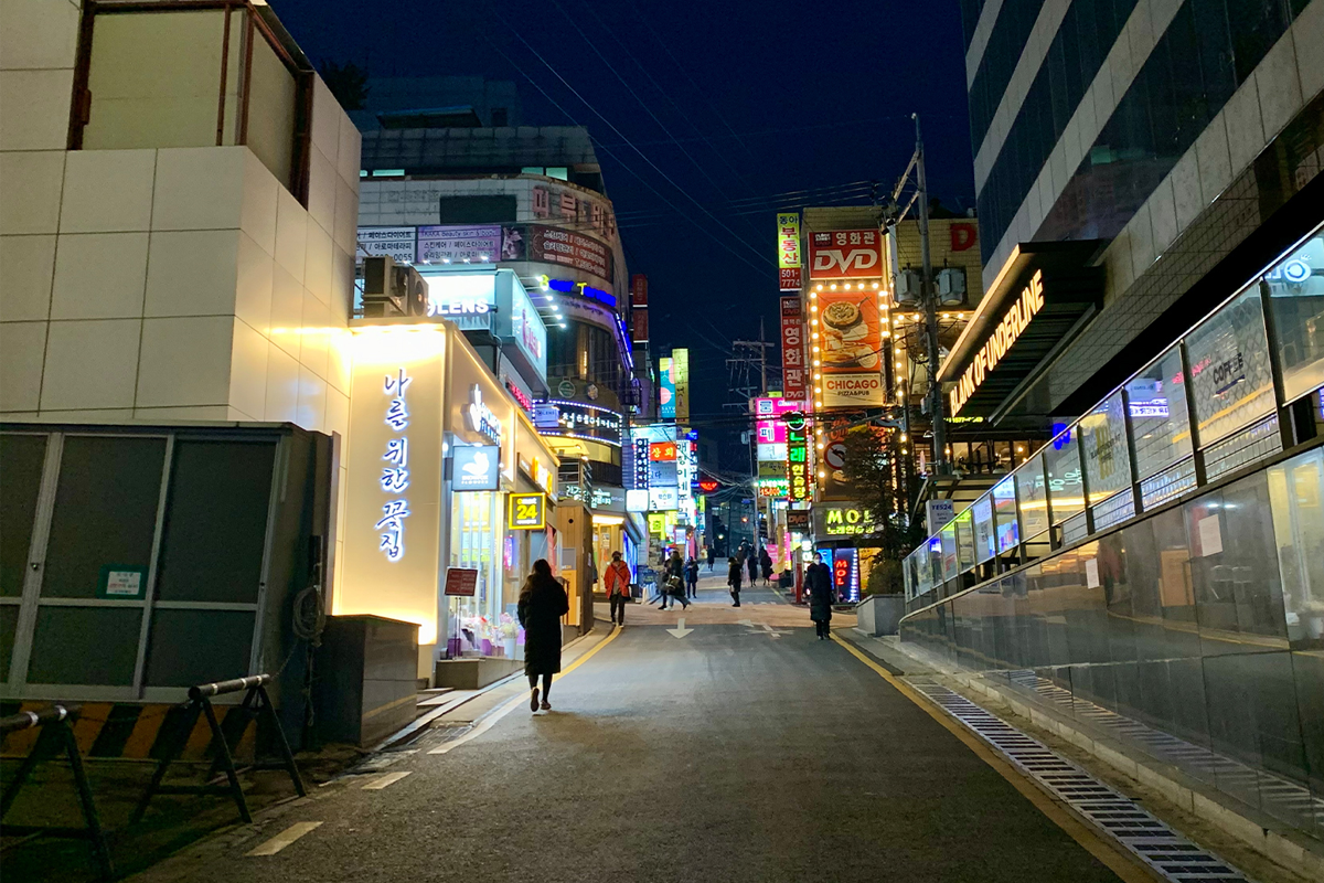 江南街頭的夜間景色，繁忙又閃爍的氣氛