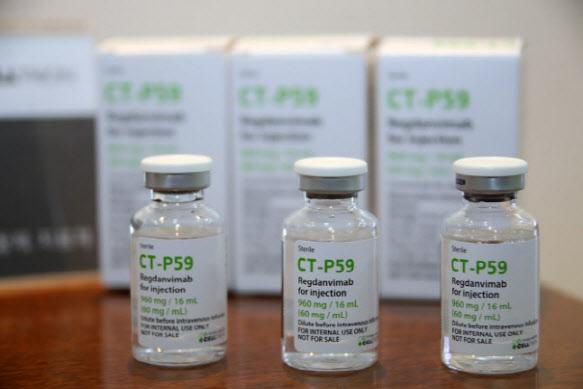 セルトリオンの抗体治療薬、レキロナージュ、CT-P59のボトル3本とそのパッケージ