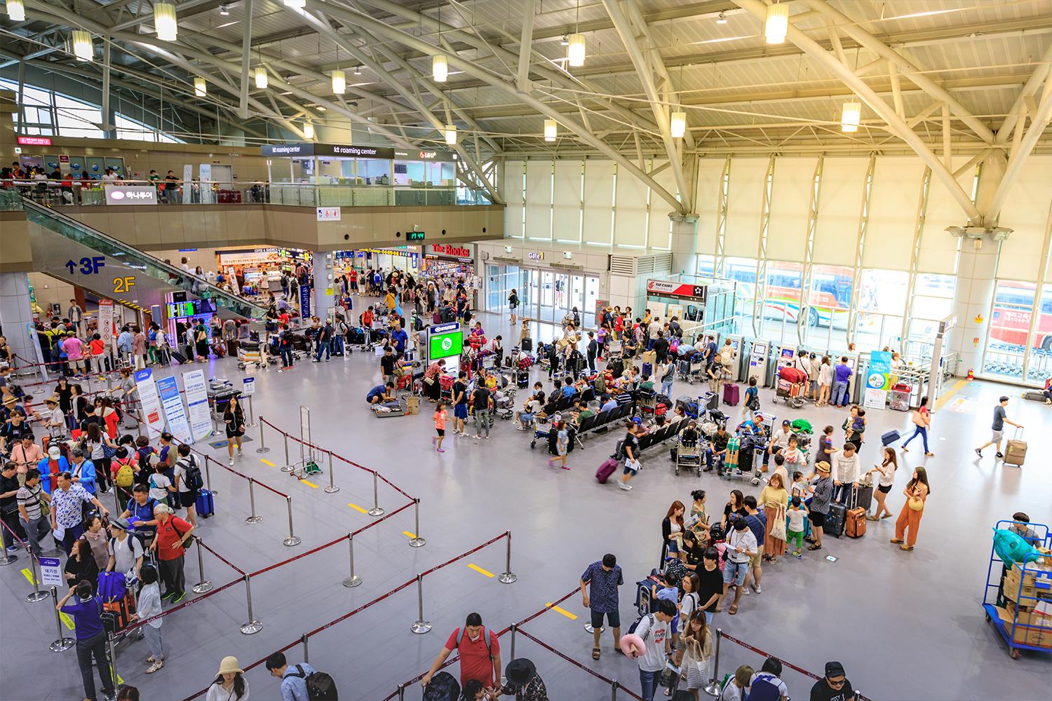 釜山の空港内の賑わう様子