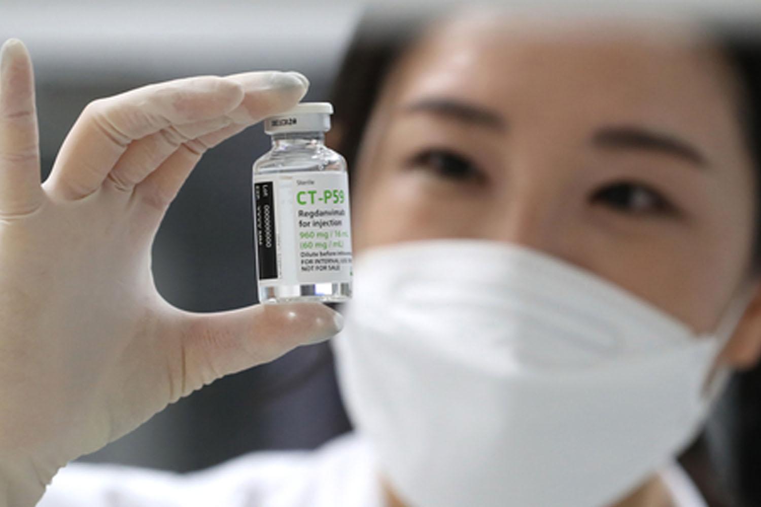 มือที่สวมถุงมือถือยาขวด CT-P59 ของบริษัท Celltrion เพื่อรักษาผู้ป่วยโควิด-19