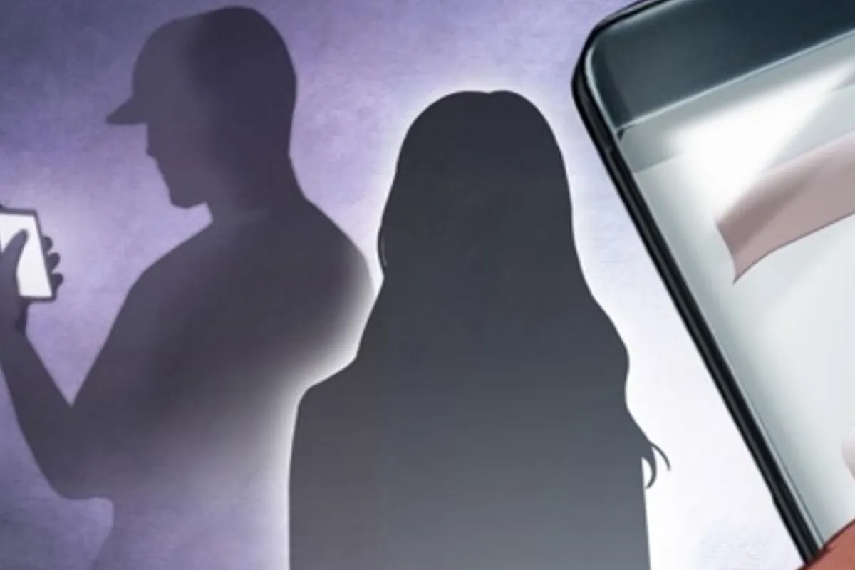 เงาของผู้ชายและผู้หญิงที่มีการเล่นโทรศัพท์มือถือสะท้อนถึงการค้าประเวณีที่เพิ่มขึ้นผ่านอินเทอร์เน็ต 