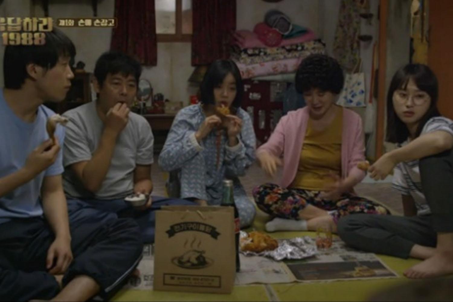 คนเกาหลีนั่งล้อมวงทานอาหารอย่างอบอุ่นในบ้าน แบบนั่งพื้นสบาย ๆ