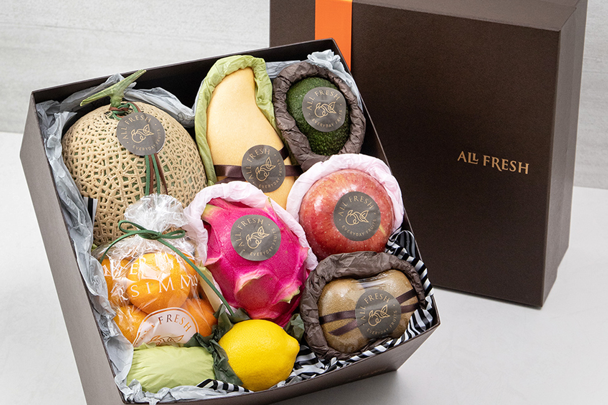 韩国新年礼物水果礼盒，包含苹果、梨子等大水果，配以小型水果装饰，色彩丰富。