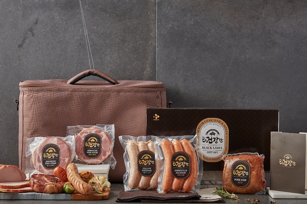 韩国新年礼物火腿罐头礼盒，包含各式火腿和香肠，传统与现代的结合。