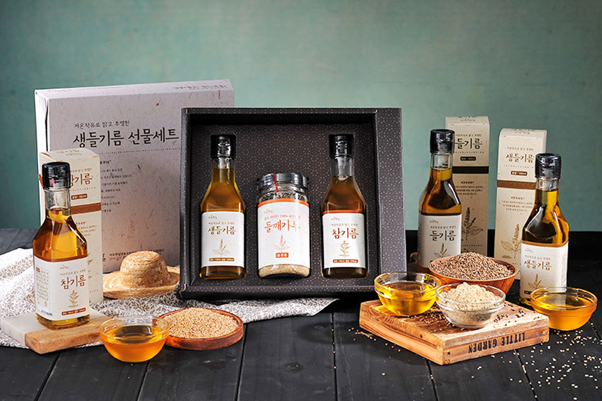 韩国新年礼物调味品礼盒，包含香油、粗盐等厨房必需品，实用且体贴。