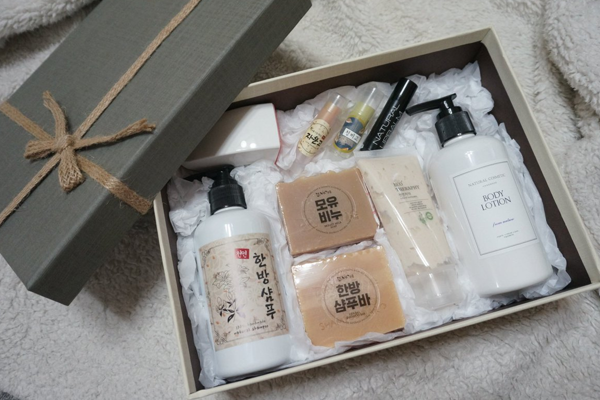 韩国新年礼物洗发精和沐浴乳礼盒，包含多种洗护产品，适合家庭使用。