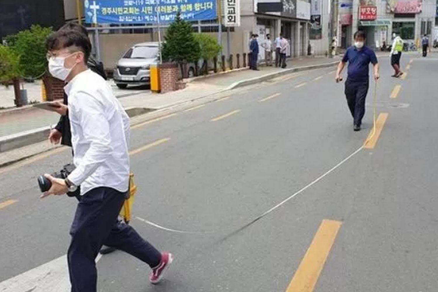 เจ้าหน้าที่กำลังตรวจสอบสถานที่อุบัติเหตุในพื้นที่ถนนหน้าสถานที่เกิดเหตุในเมืองแทกู เกาหลีใต้