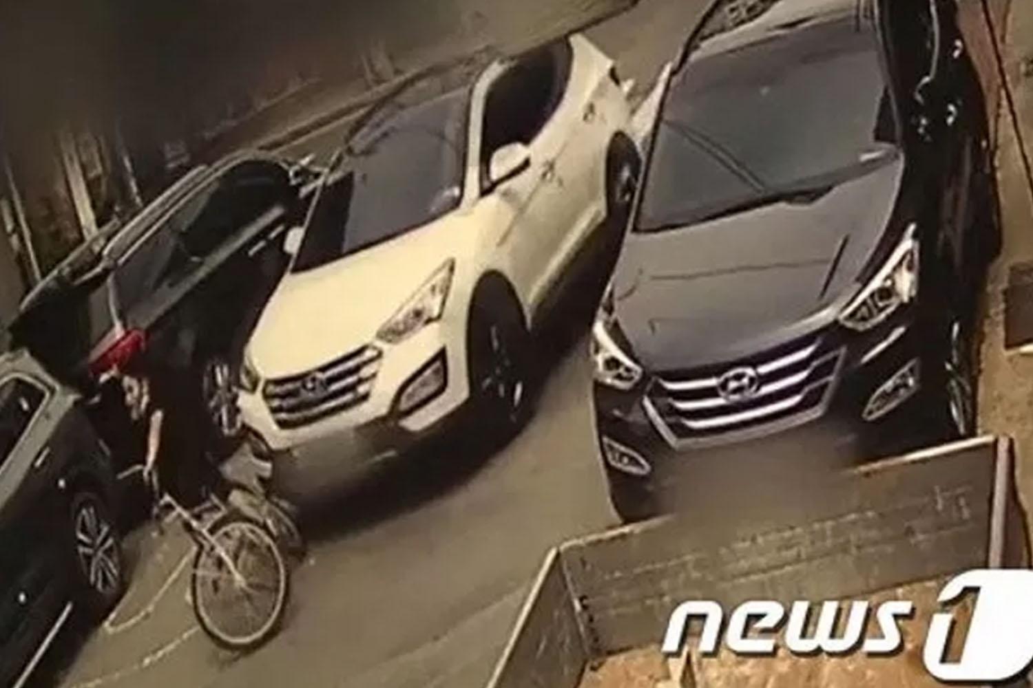 เด็กชายที่ขี่จักรยานในบริเวณลานที่จอดรถในเมืองแทกู เกาหลีใต้