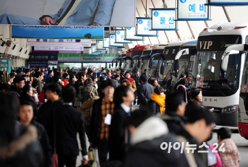 韓国、ソルラル期間の帰省ラッシュで混雑したバスターミナルの様子。たくさんの人々がバスを待っている。