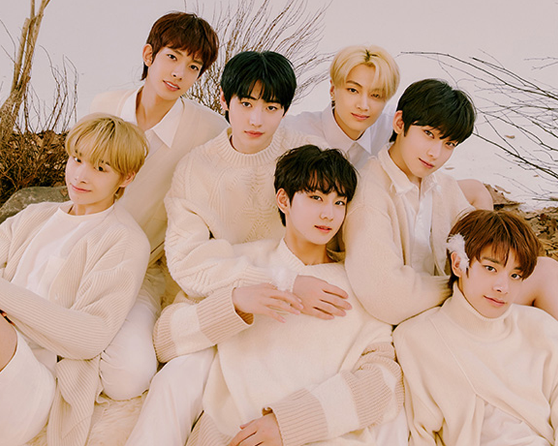 ENHYPEN團體照，身穿淺色毛衣在户外合影