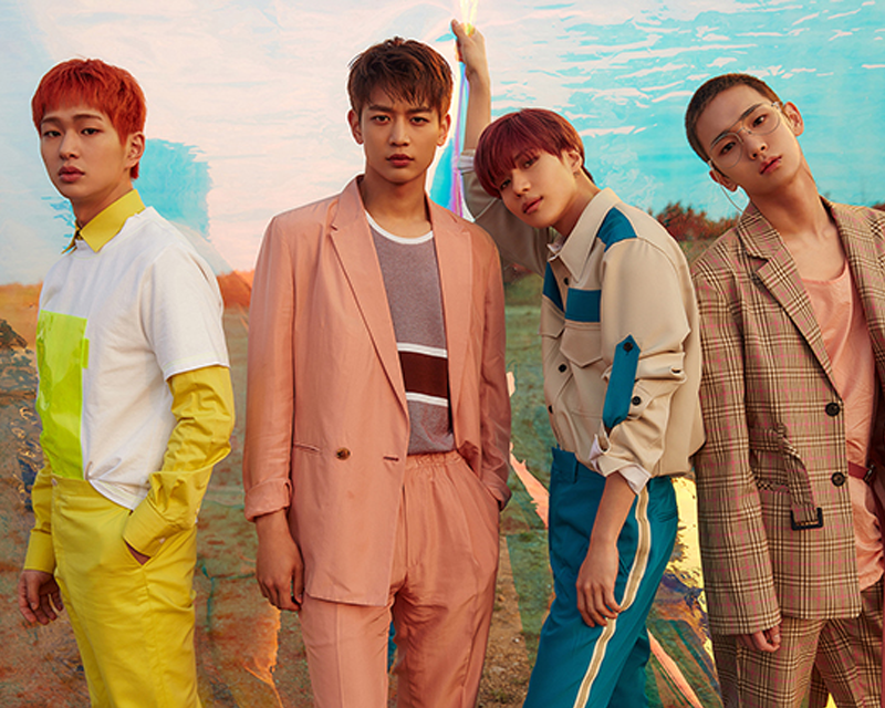 SHINee團體照，身穿迷彩服裝在野外背景合影