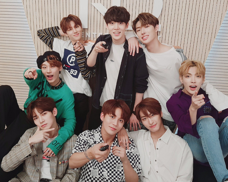 ATEEZ團體照，黑色服裝搭配紅色背景