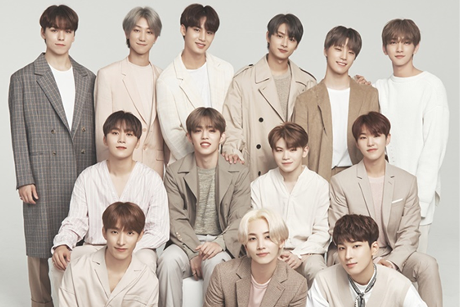 SEVENTEEN團體照，身穿米色衣服在室內背景前合影