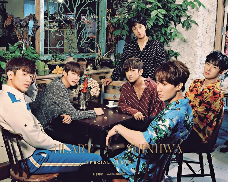 神話團體照，身穿條紋襯衫在咖啡店背景前