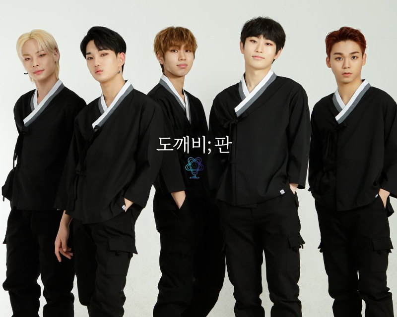 withus團體照，身穿韓服造型在白色背景前