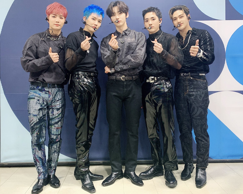 NU'EST團體照，身穿黑色酒會服裝
