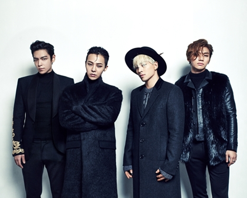BIGBANG團體照，身穿黑色大衣和帽子