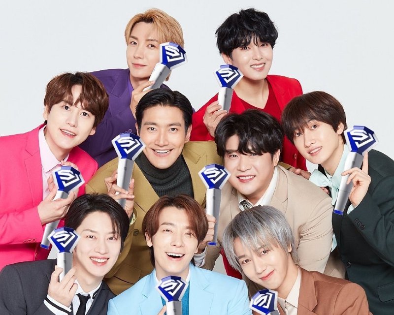 Super Junior團體照，身穿籃球場休閒服裝在户外合影