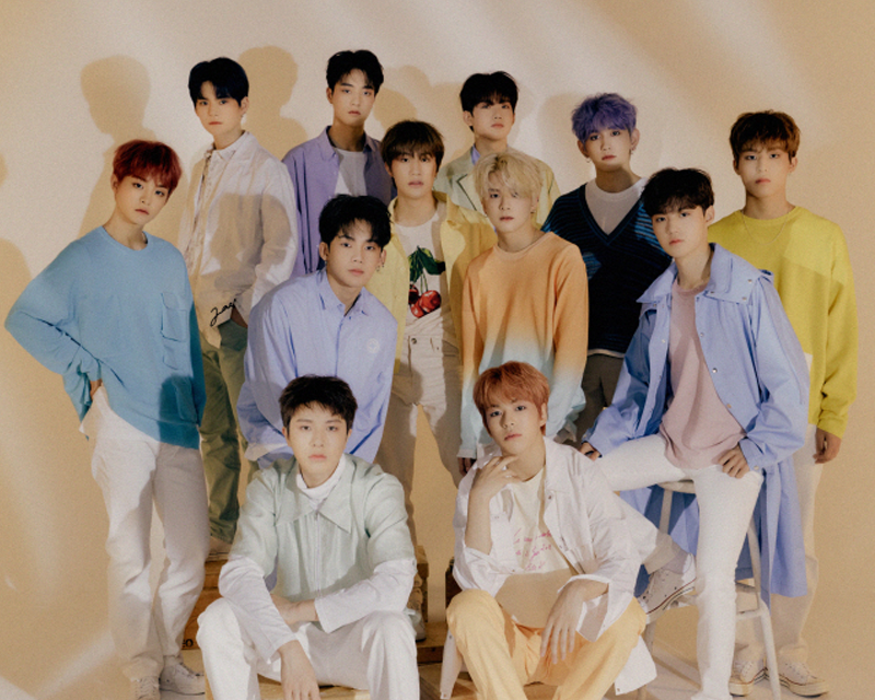 Treasure團體照，身穿黑色紅色系服裝在合影