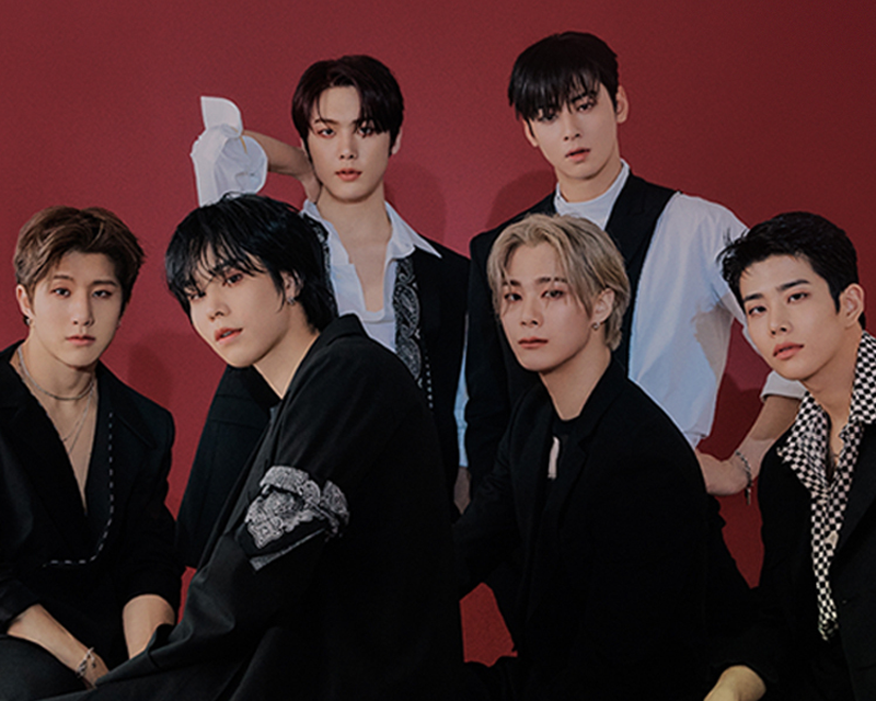 ASTRO團體照，身穿西裝在粉色背景前合影