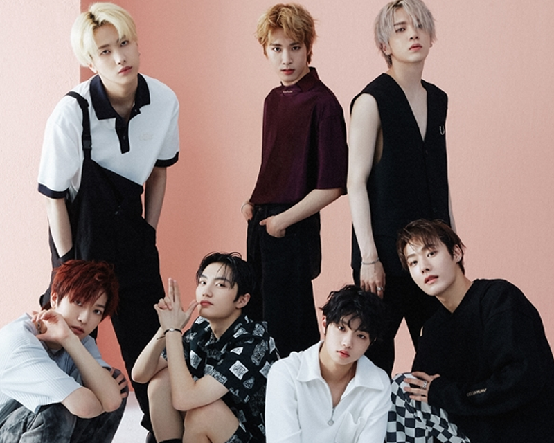 MIRAE團體照，身穿休閒服裝在室內背景合影