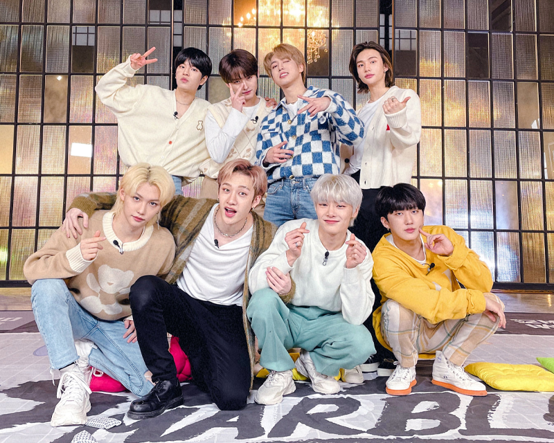 Stray Kids團體照，休閒裝束在棚內合影