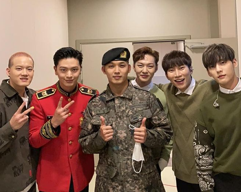 BTOB團體照，身穿全綵色西裝服裝在白色背景合影