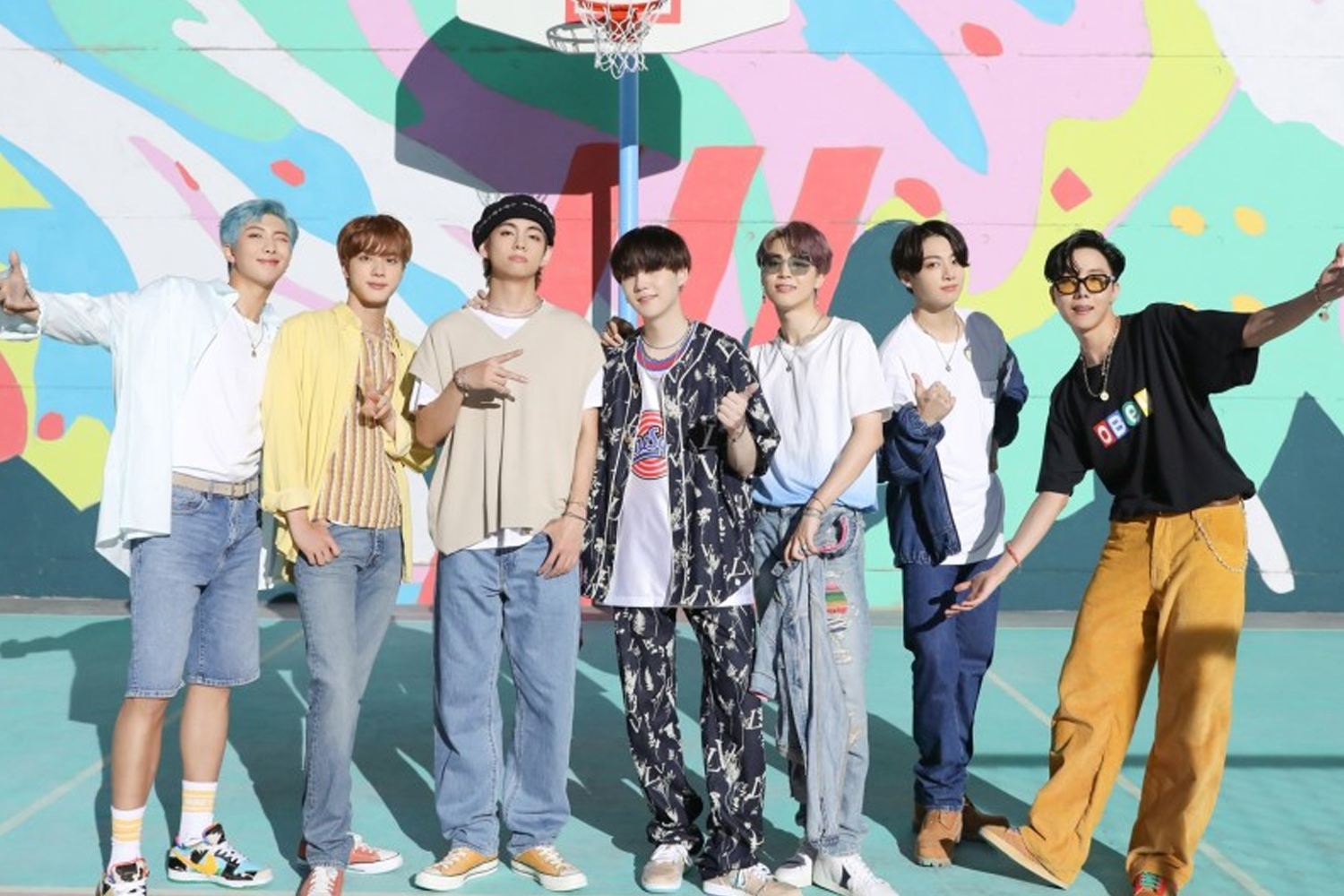 BTS團體照，籃球場背景、多彩休閒服裝