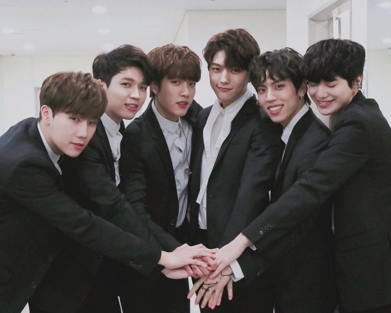 INFINITE團體照，身穿色彩鮮艷的襯衫在合影