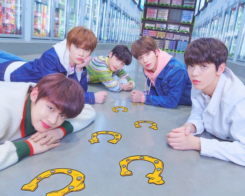 TXT團體照，身穿休閒服裝在超市背景上