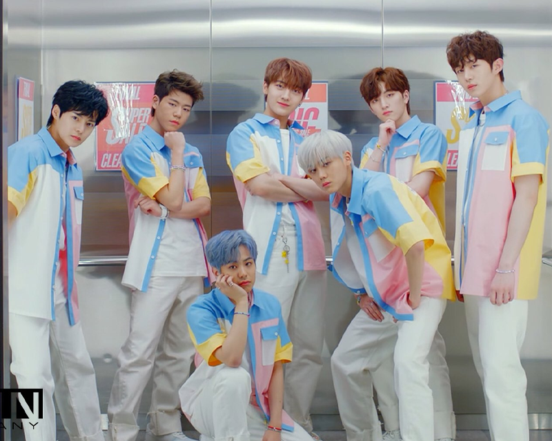 Ciipher團體照，身穿軍裝和大衣在室內合影