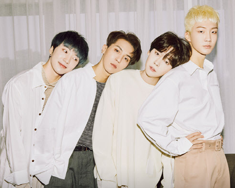 WINNER團體照，身穿白色襯衫在窗前合影