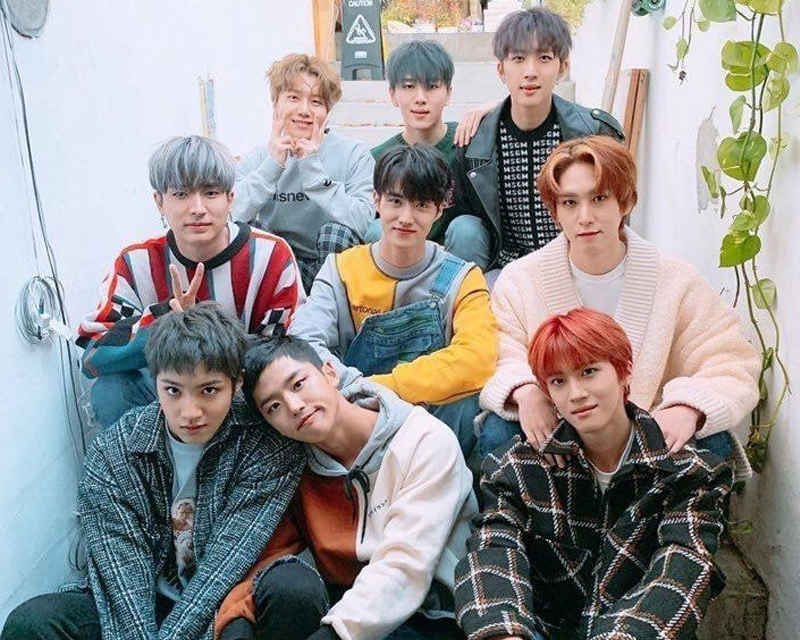 Pentagon團體照，身穿休閒服裝在室內拍攝