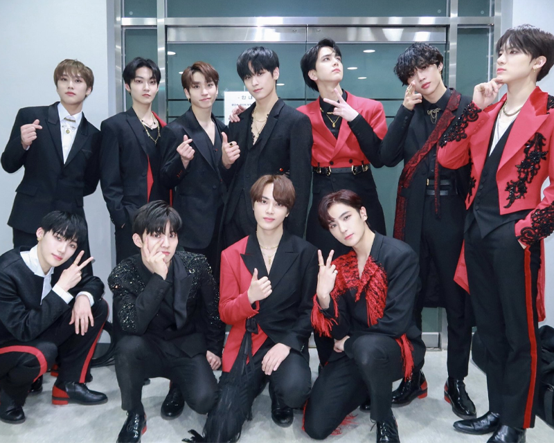 THE BOYZ團體照，廠房背景前的合影，身著休閒服