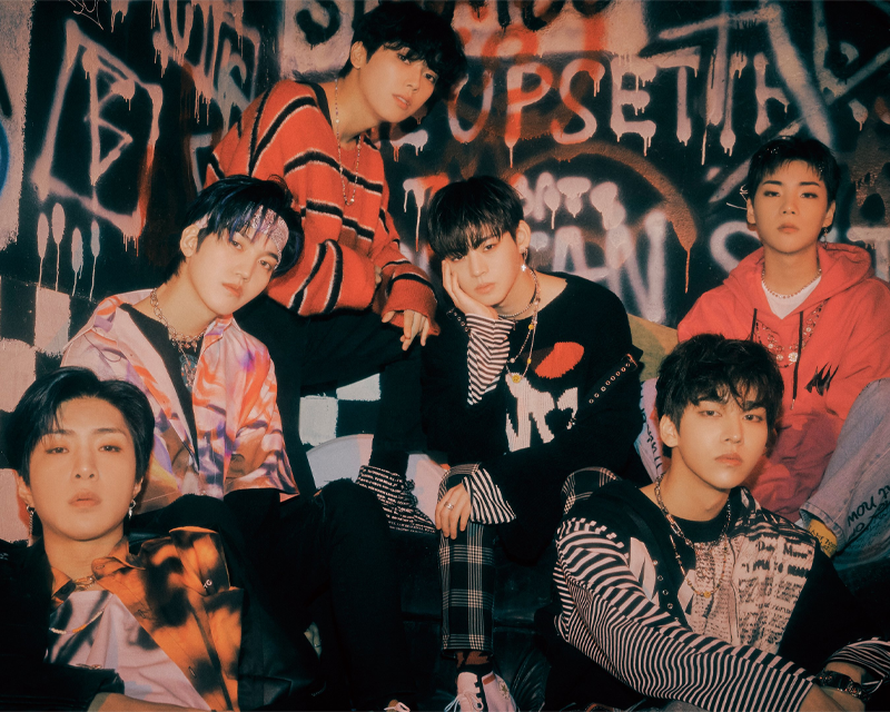 ONF團體照，身穿彩色衣服在塗鴉牆前