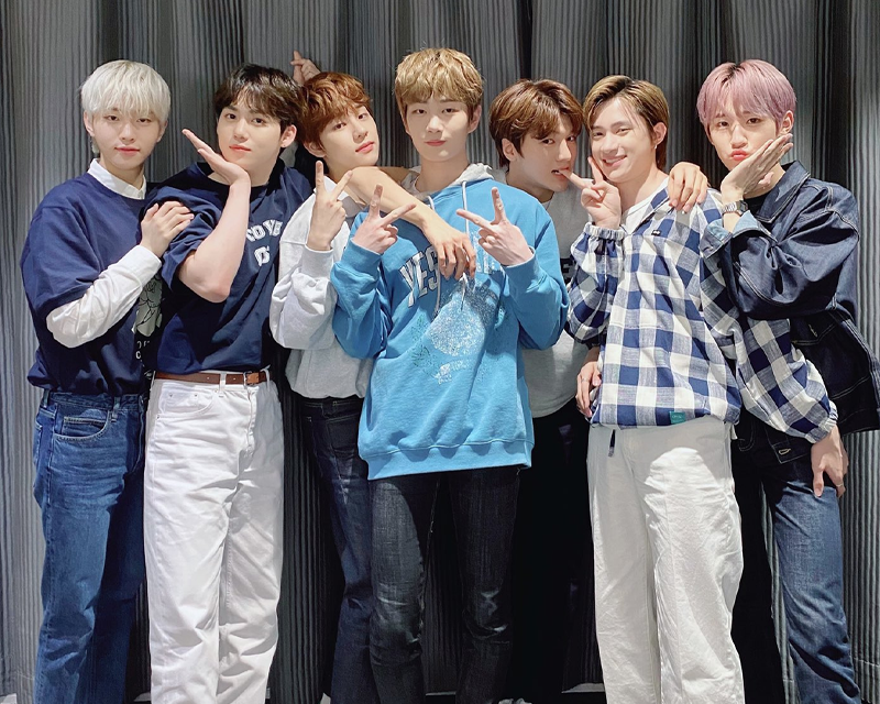 DRIPPIN團體照，身穿休閒服裝在室內背景前合影